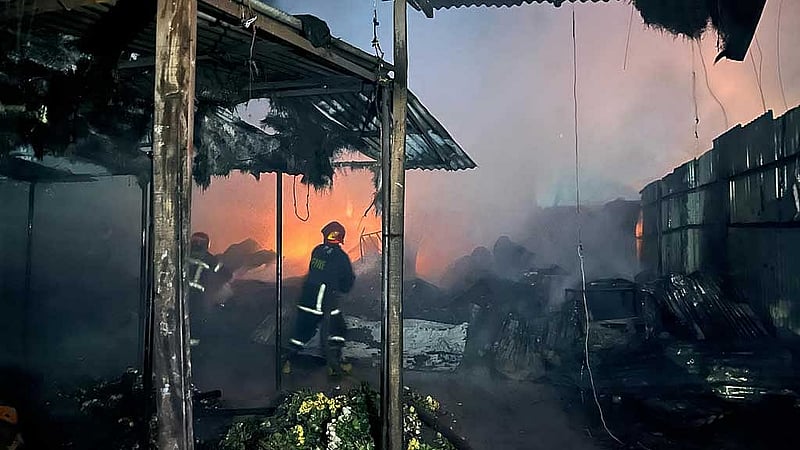 Shahbagh flower market fire under control, 5 people burnt