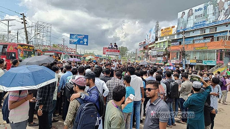 Blockade, hunger strike grip Barishal city as protesters demand health sector reforms