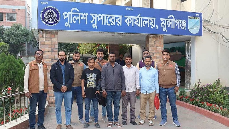 Policeman, journalist among five arrested over Munshiganj ‘gold robbery’