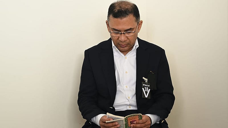 Tarique Rahman recites Quran beside mother Khaleda Zia’s coffin