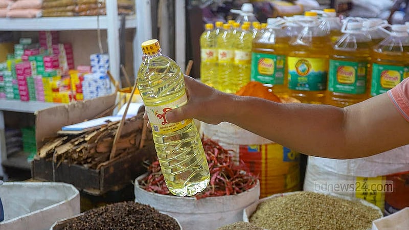 Soyabean oil ‘disappears’ from shelves in Chattogram before Ramadan
