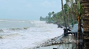 Tidal surge floods over 200 homes in Teknaf as food shortage hits St Martin’s Island