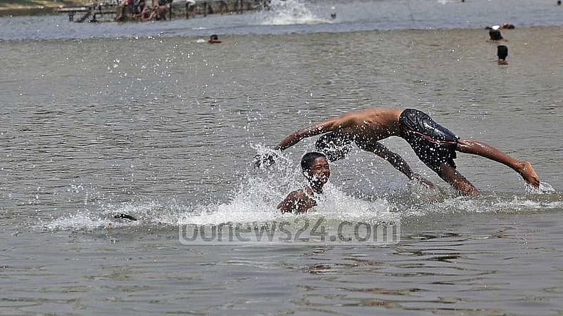 Bangladesh sees mild heat waves in nine districts