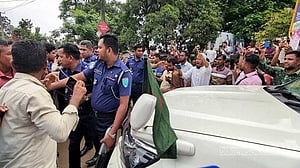 Protesting workers block convoy of two advisors in Sylhet's Jaflong