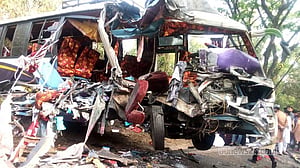 5 die as bus crashes into minibus in Chattogram’s Lohagara