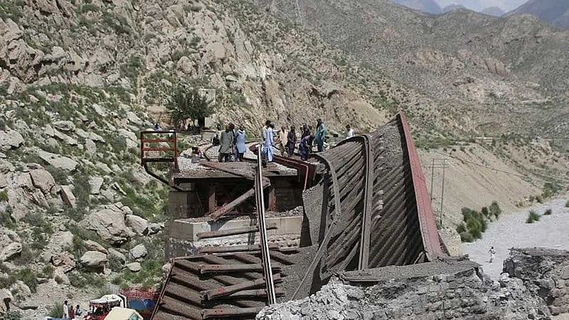 Suicide bombers among Pakistan train hostages complicate rescue bid, sources say