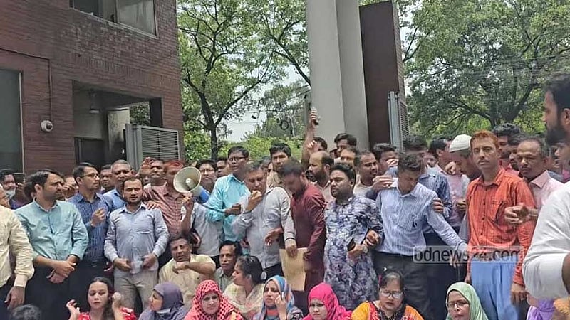 Secretariat staff protest for withdrawal of revised public service ordinance