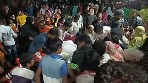 Locals loot seized hilsa from Barishal fisheries department