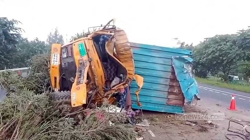 Man dies as two buses, covered van collide on Madaripur expressway