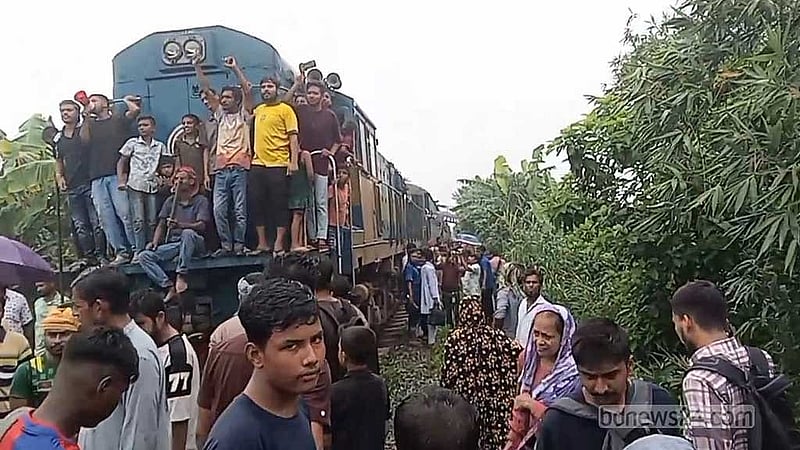 Protesters block road, railway in Faridpur, force passengers out over seat redrawing