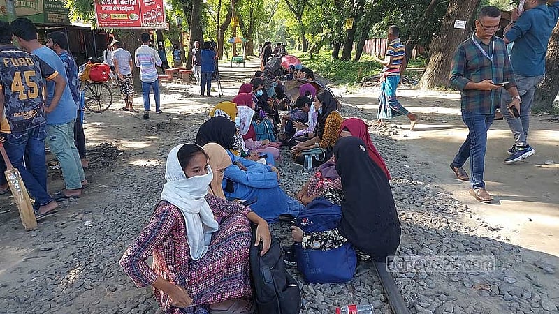 BAU students block Dhaka-Mymensingh railroad over six-point demand