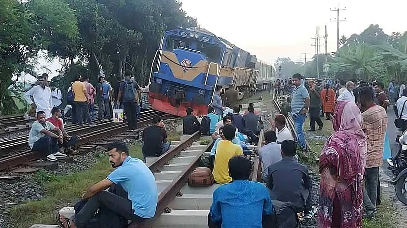 Rail links to northern region restored 7 hours after Panchagarh Express derails in Pabna