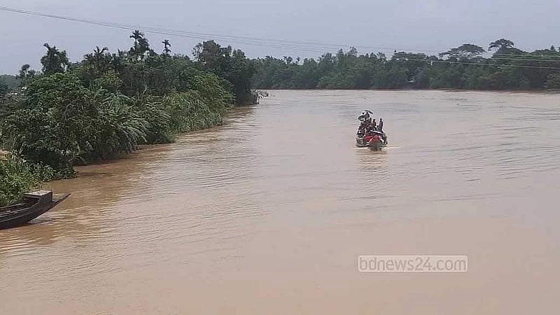 Short term flood fears in 4 divisions as heavy rain continues