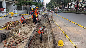 Major excavation for power line work paralyses traffic on key Paltan–Ramna stretch