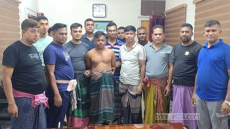 Police arrest suspect disguising as van driver, hawker in Narail