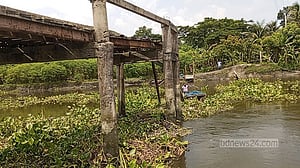 Wooden bridge collapse strands 50,000 in Narail, Jashore
