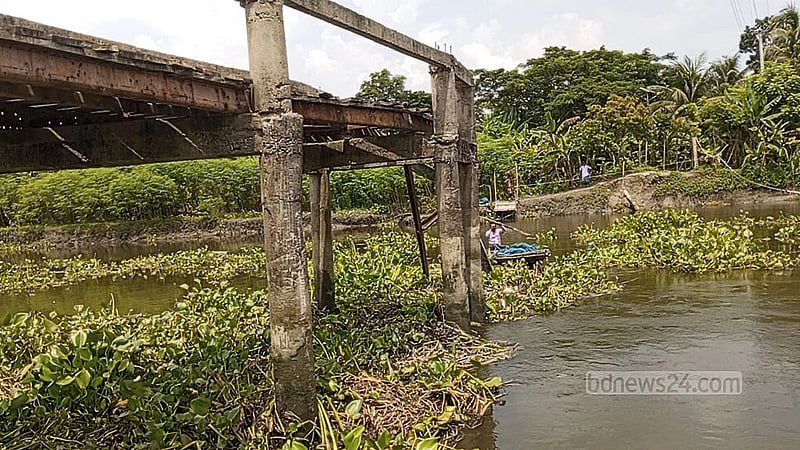 Wooden bridge collapse strands 50,000 in Narail, Jashore