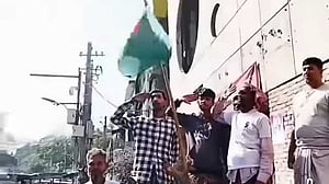 Group hoists national flag, salutes Bangabandhu at abandoned Awami League office
