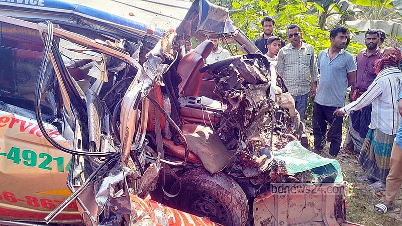 Driver dies, seven injured as ambulance hits tractor in Barishal