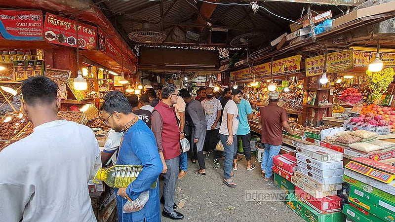 Crowds gather at date market ahead of Ramadan