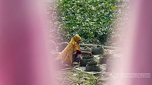 Women who shape a living from river mud