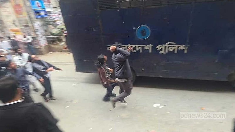 Inqilab Moncho activists throw eggs at ex-minister Palak’s prison van