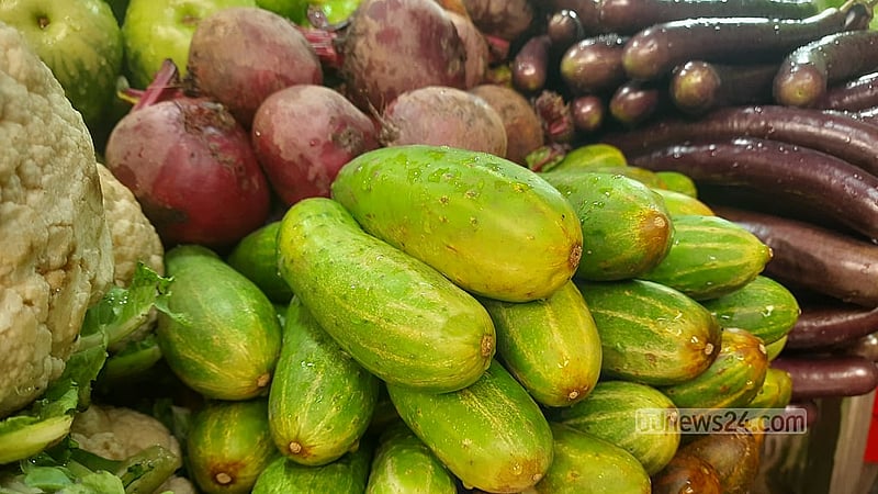 Cold wave takes bite out of well-stocked Dhaka kitchen markets