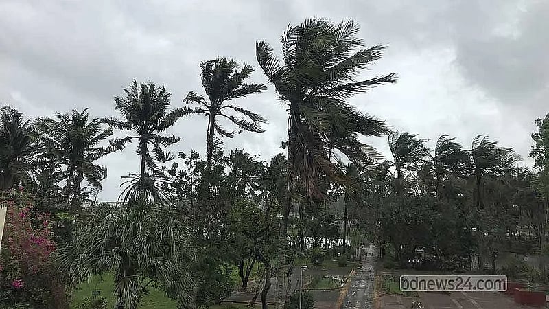 Low over Bay of Bengal prompts cautionary signal No. 3 at Bangladesh seaports