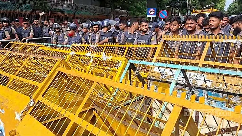 Police block students' 'long march' to Secretariat demanding minister’s resignation
