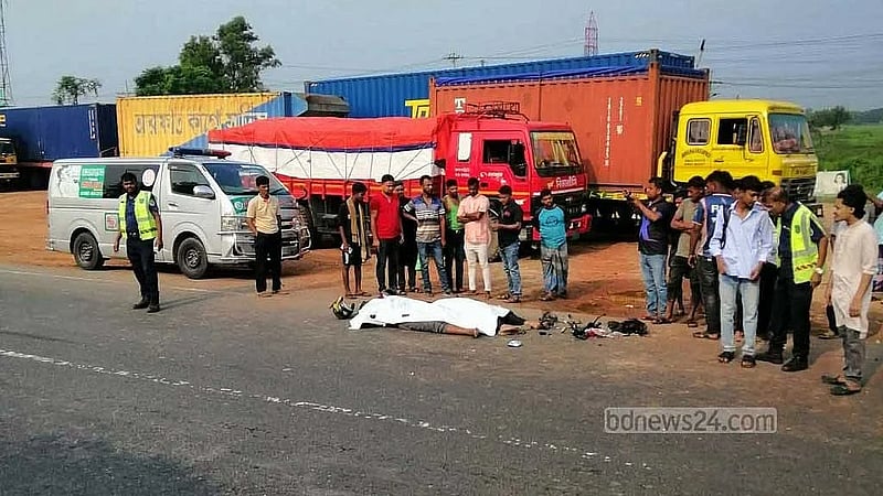 Two killed as motorcycle slams into stationary bus in Cumilla
