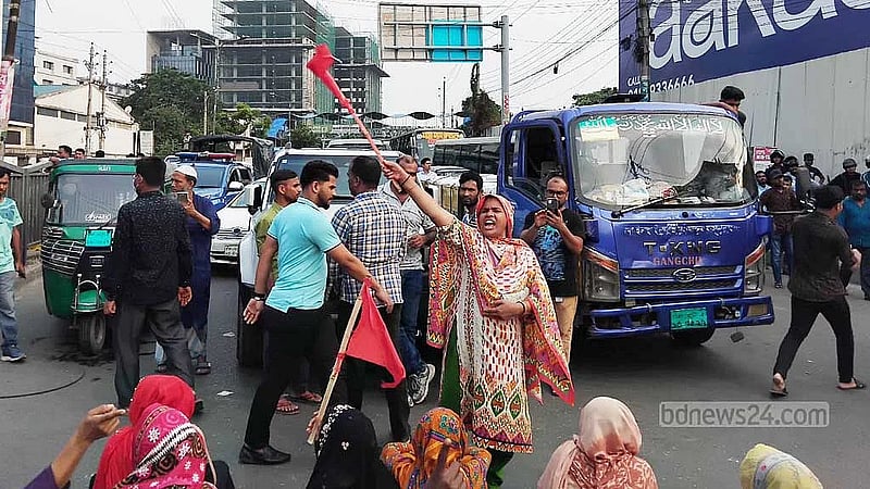 Workers of three NASSA factories halt traffic in Mohakhali over ‘unpaid wages’