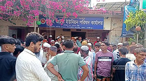 Chhatra Dal activists force Bhatra Union chairman out, lock his office in Lakshmipur