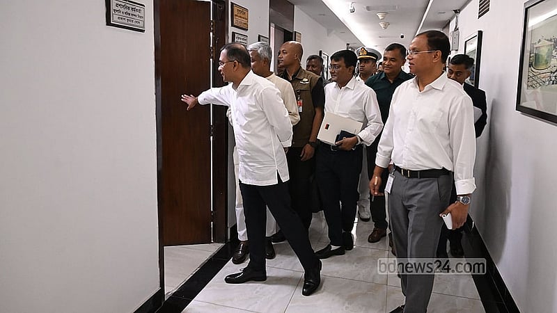 PM Tarique pays surprise visit at 7 ministries in Secretariat