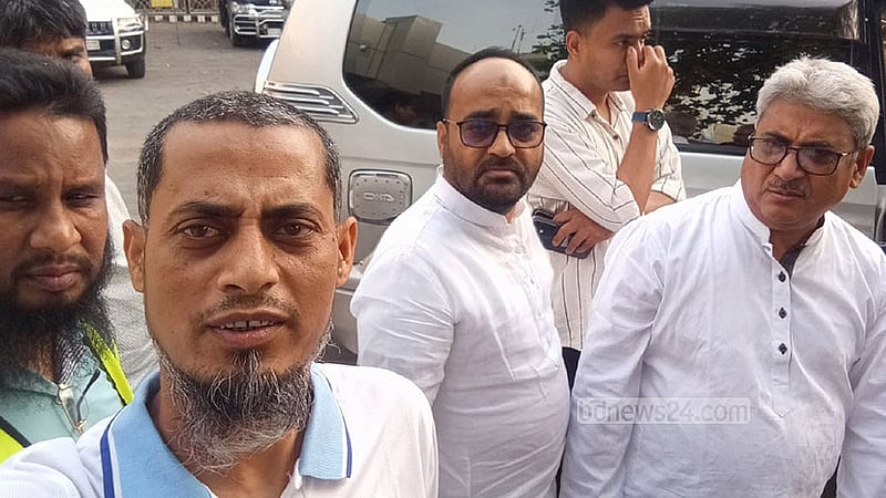 Murder suspect posts selfie with Rajshahi MP as police say he is absconding