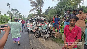 5 killed as bus crashes head-on into ambulance in Faridpur