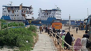 Paturia terminal deploys extra police, 22 ferries to handle Eid holiday traffic