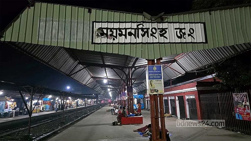 Man dies, 2 injured after falling from roof of moving train in Mymensingh