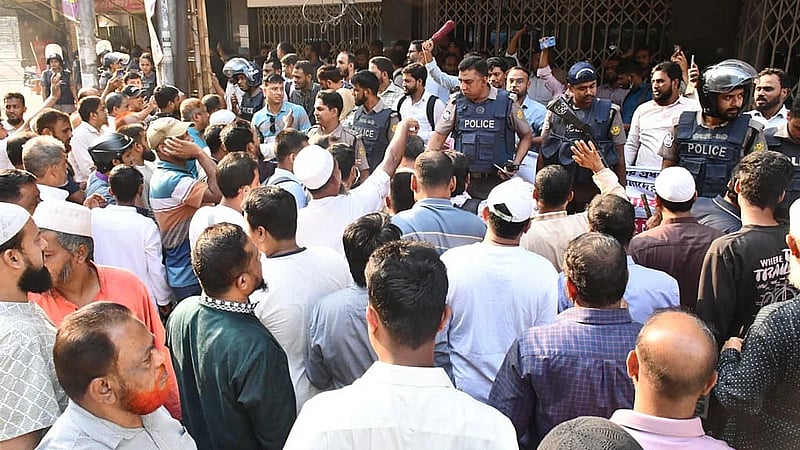 Over 20 injured in clash between Islami Bank customers, sacked staff