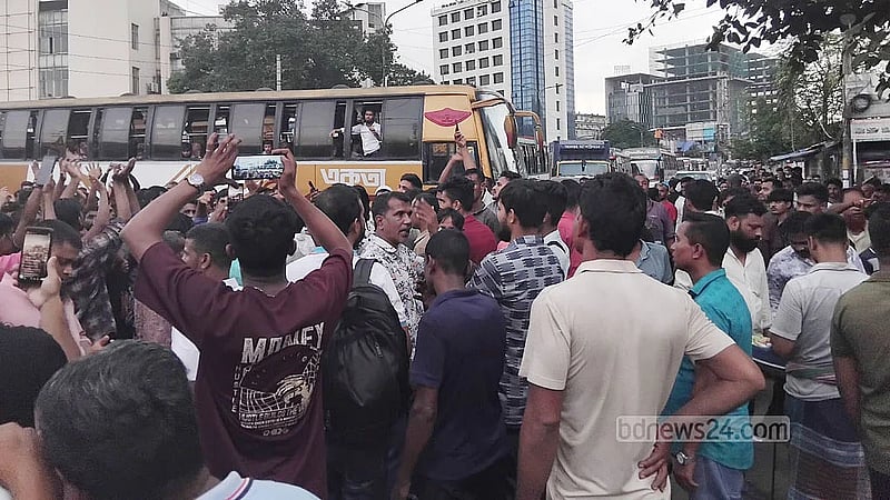 Traffic stalls as transport workers block Mohakhali road