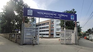 2 policemen injured as suspected muggers attack during probe in Narayanganj