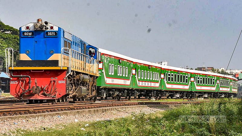 Man  falls off train roof, dies in Chattogram