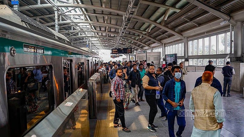Polythene on metro line delays train services for 12 minutes