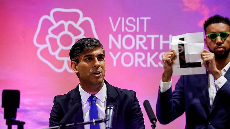 YouTuber Niko Omilana mocks PM Rishi Sunak with an 'L' sign on stage