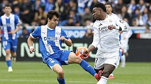 Ten-man Real overcome lowly Alaves 1-0 after Mbappe sees red