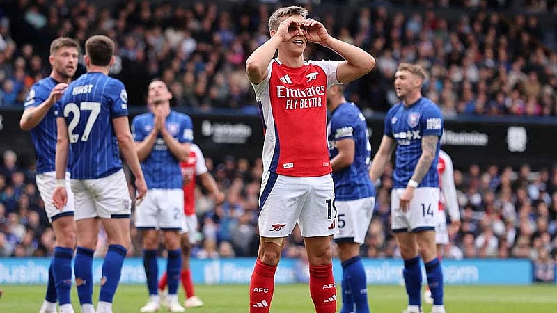 Arsenal crush Ipswich 4-0 to delay Liverpool's title party