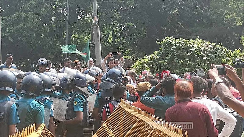 Police clash with ex-BDR members marching towards Secretariat