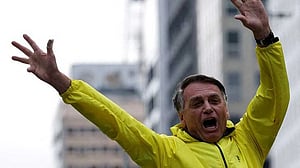 Bolsonaro remains in ICU with no schedule for discharge, says medical note