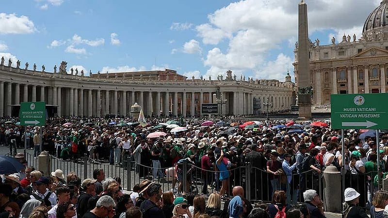 Crowds file into St Peter's on last day to pay respects to Pope Francis