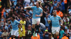 De Bruyne shines as Man City roar back to crush Palace 5-2