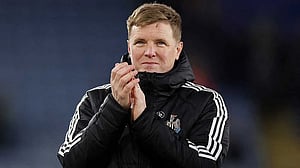 Newcastle manager Howe recovering from pneumonia